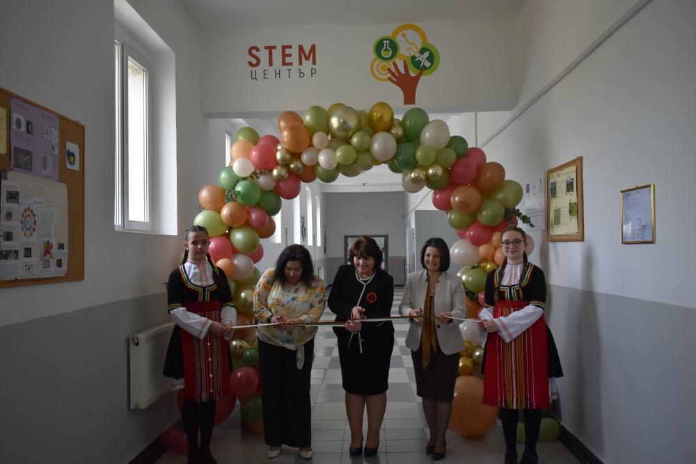 Науката оживя: СУ &bdquo;Никола Й. Вапцаров&ldquo; откри своя STEM център
